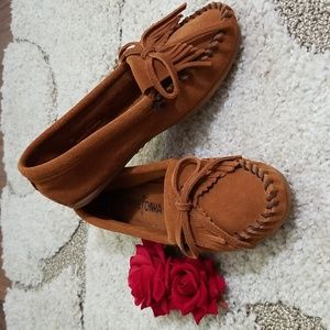 MinneTonka moccasins in brown suede sz 5.